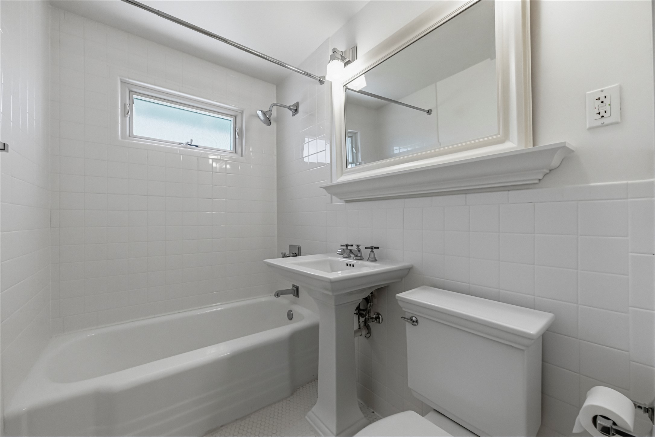 503 West Croslin Street Austin, TX 78752 - Photo 15 of 24 a bathroom with a sink a toilet and a bathtub