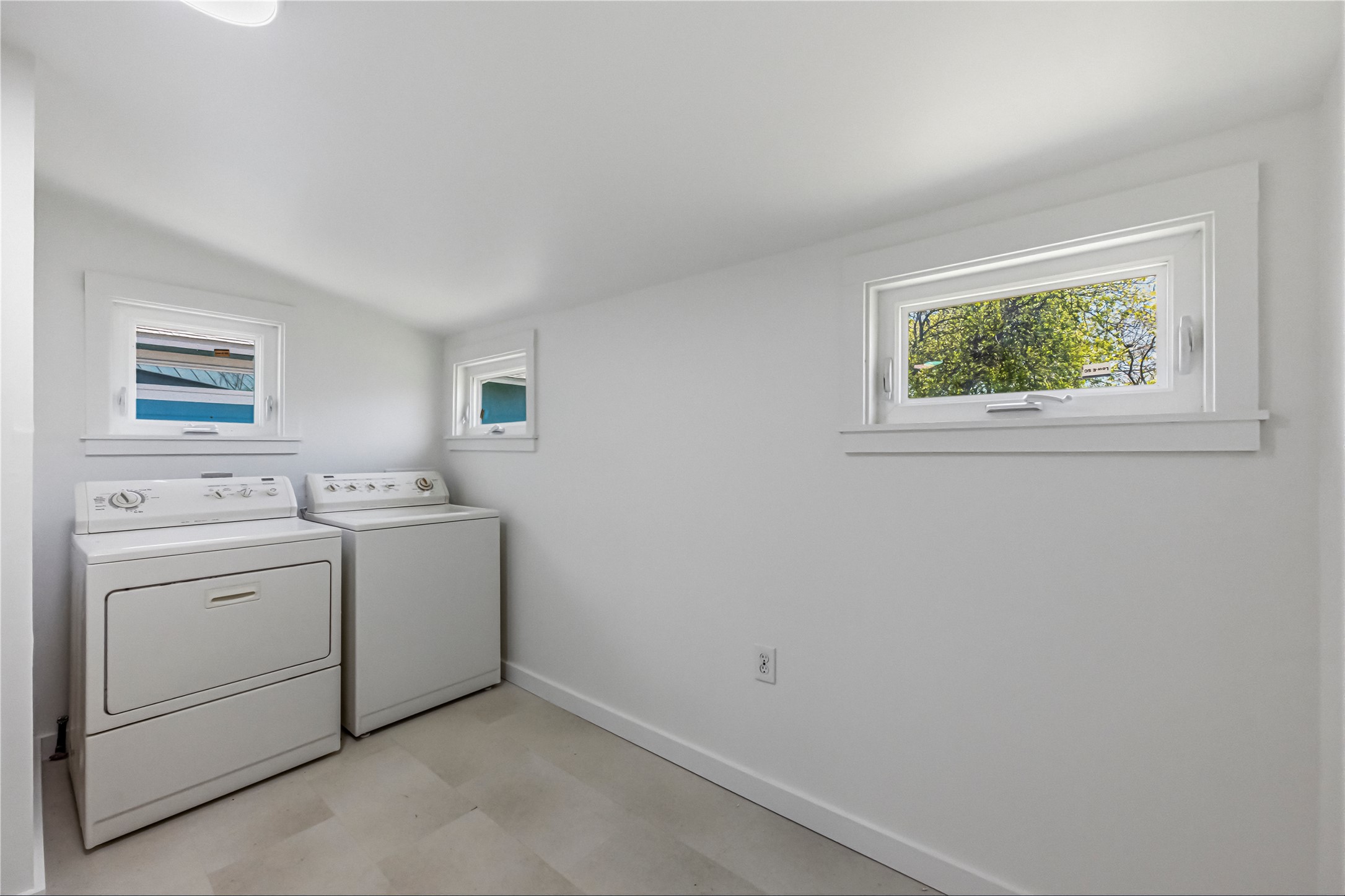 503 West Croslin Street Austin, TX 78752 - Photo 18 of 24 a utility room with dryer and washer
