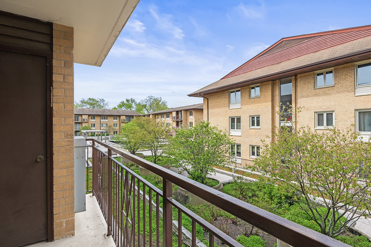 2420 West Talcott Road, Unit 211 Park Ridge, IL 60068 - Photo 24 of 28 a view of a balcony
