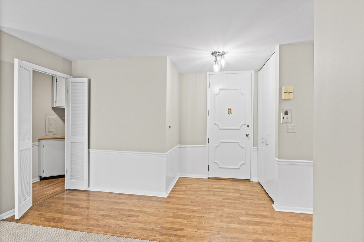 2420 West Talcott Road, Unit 211 Park Ridge, IL 60068 - Photo 3 of 28 a view of bathroom with bathtub and shower