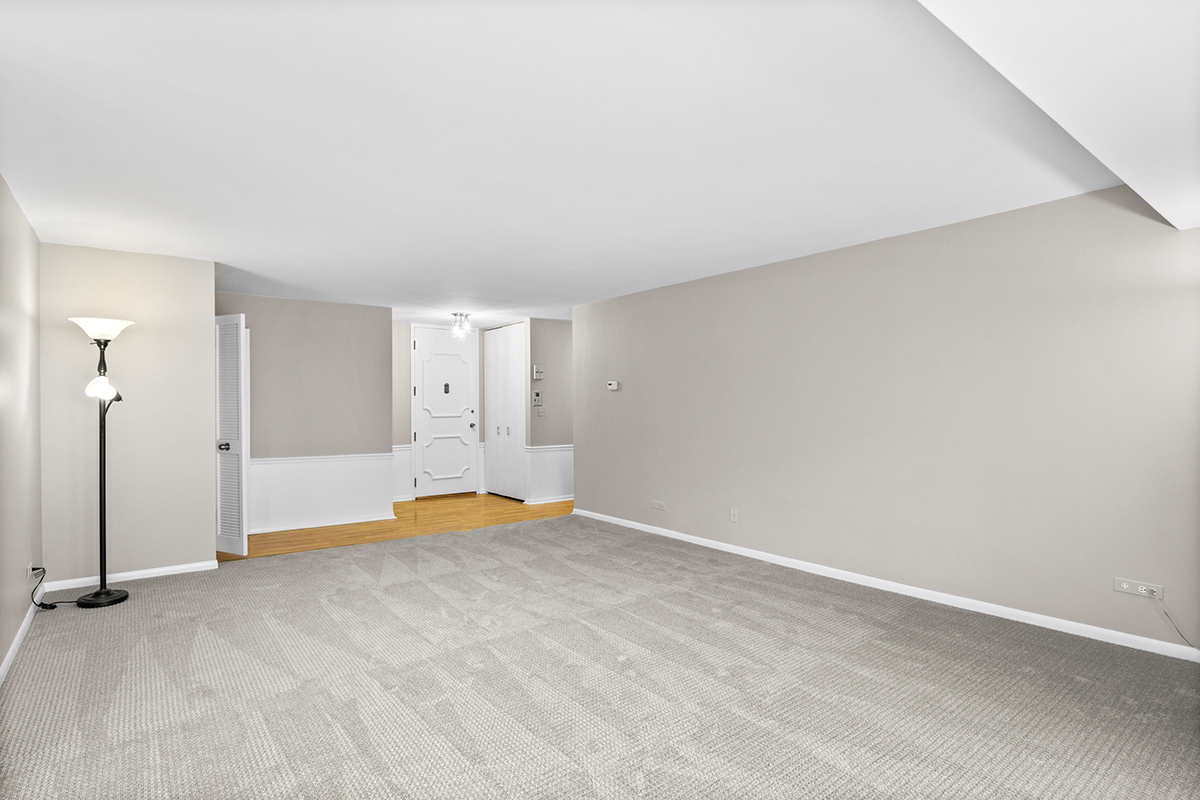 2420 West Talcott Road, Unit 211 Park Ridge, IL 60068 - Photo 5 of 28 an empty room with an entryway