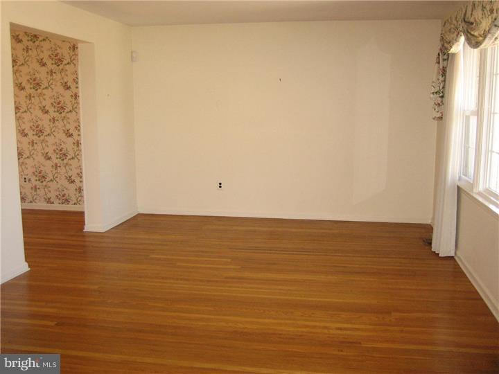 752 York Road Mount Laurel, NJ 08054 - Photo 9 of 25 Living Room