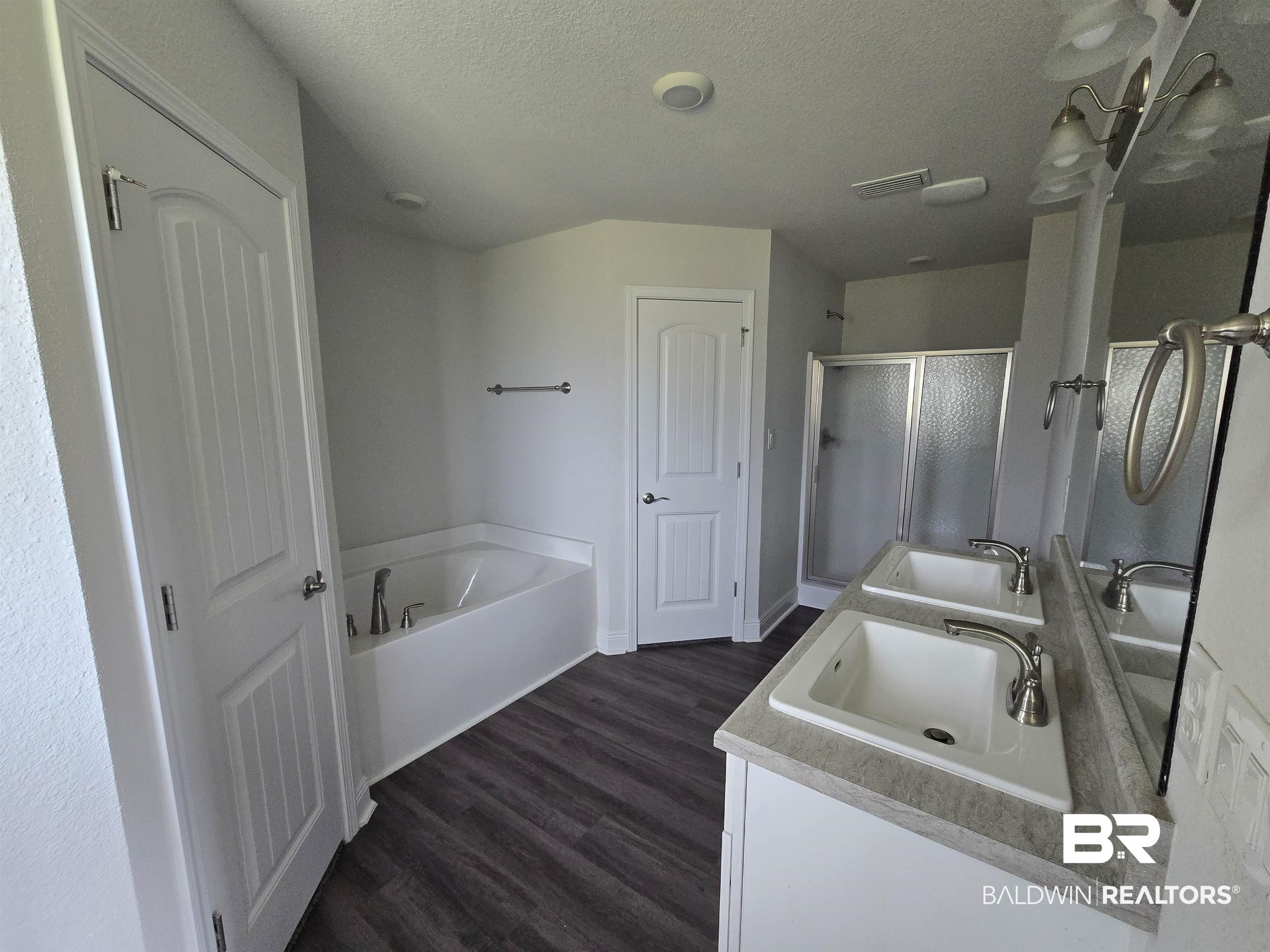 23035 Ridgewood Drive Robertsdale, AL 36567 - Photo 4 of 17 Master Bath