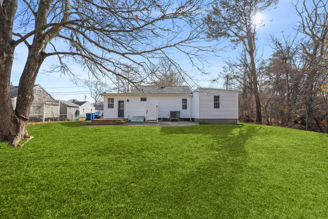 a view of a house with backyard and garden