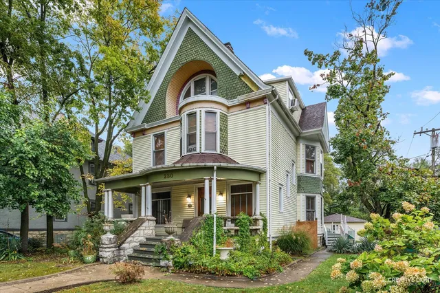 $440,000 | 230 Comstock Street, Joliet, IL 60436