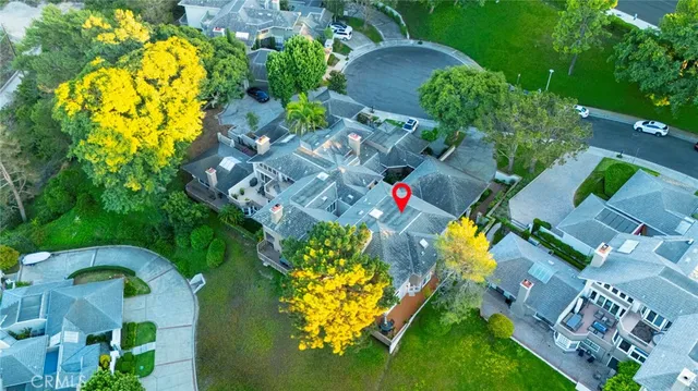 a view of a yard in front of house