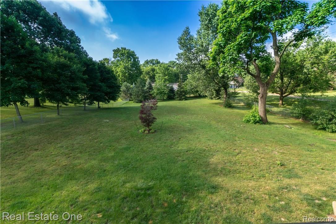871 Heights Road Lake Orion, MI 48362 - Photo 6 of 38 Great fenced in back yard