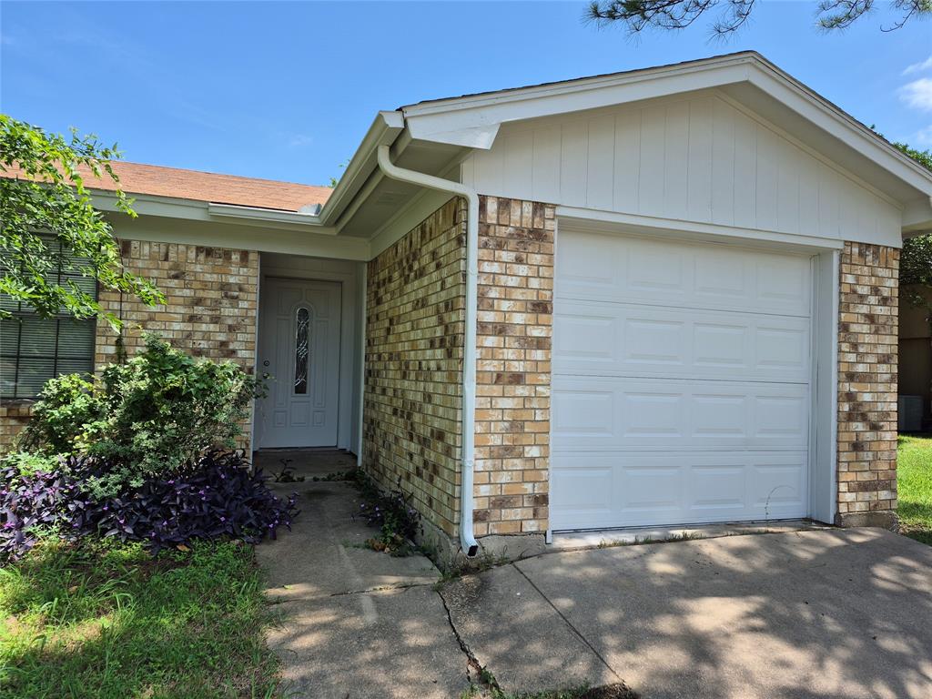 825 Springhill Drive Burleson, TX 76028 - Photo 4 of 22