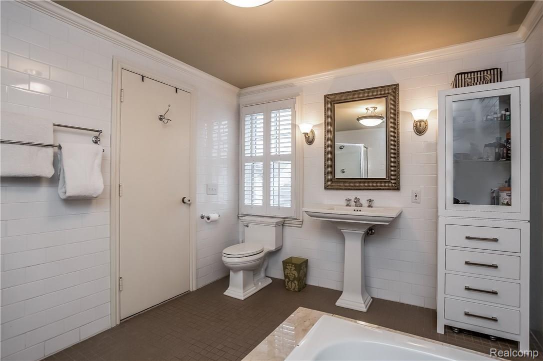 295 Washington Road Grosse Pointe, MI 48230 - Photo 33 of 60 033-Master_Bathroom-2338028-large.jpg
