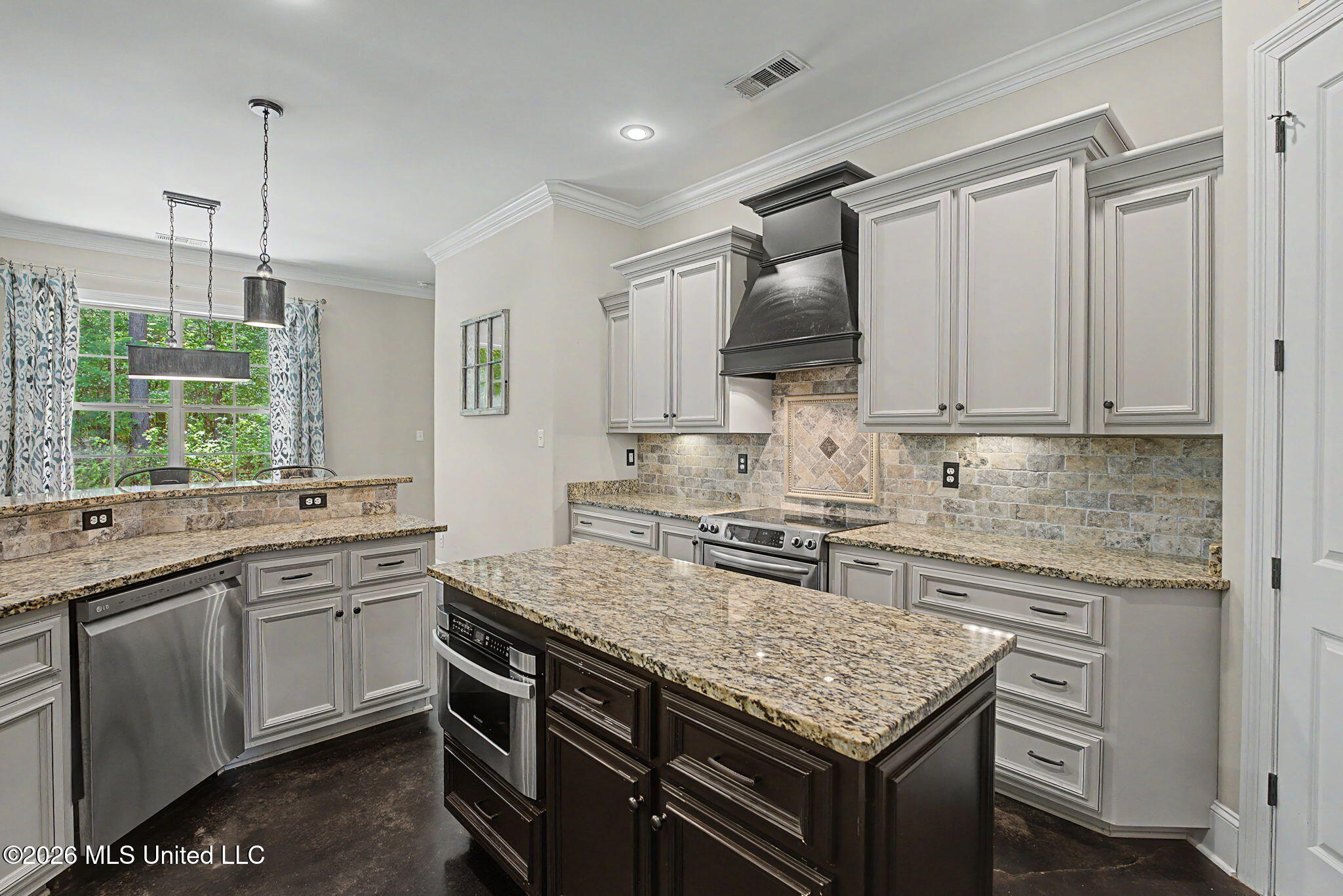 223 Fawn Cove Hernando, MS 38632 - Photo 17 of 53 Custom cabinets