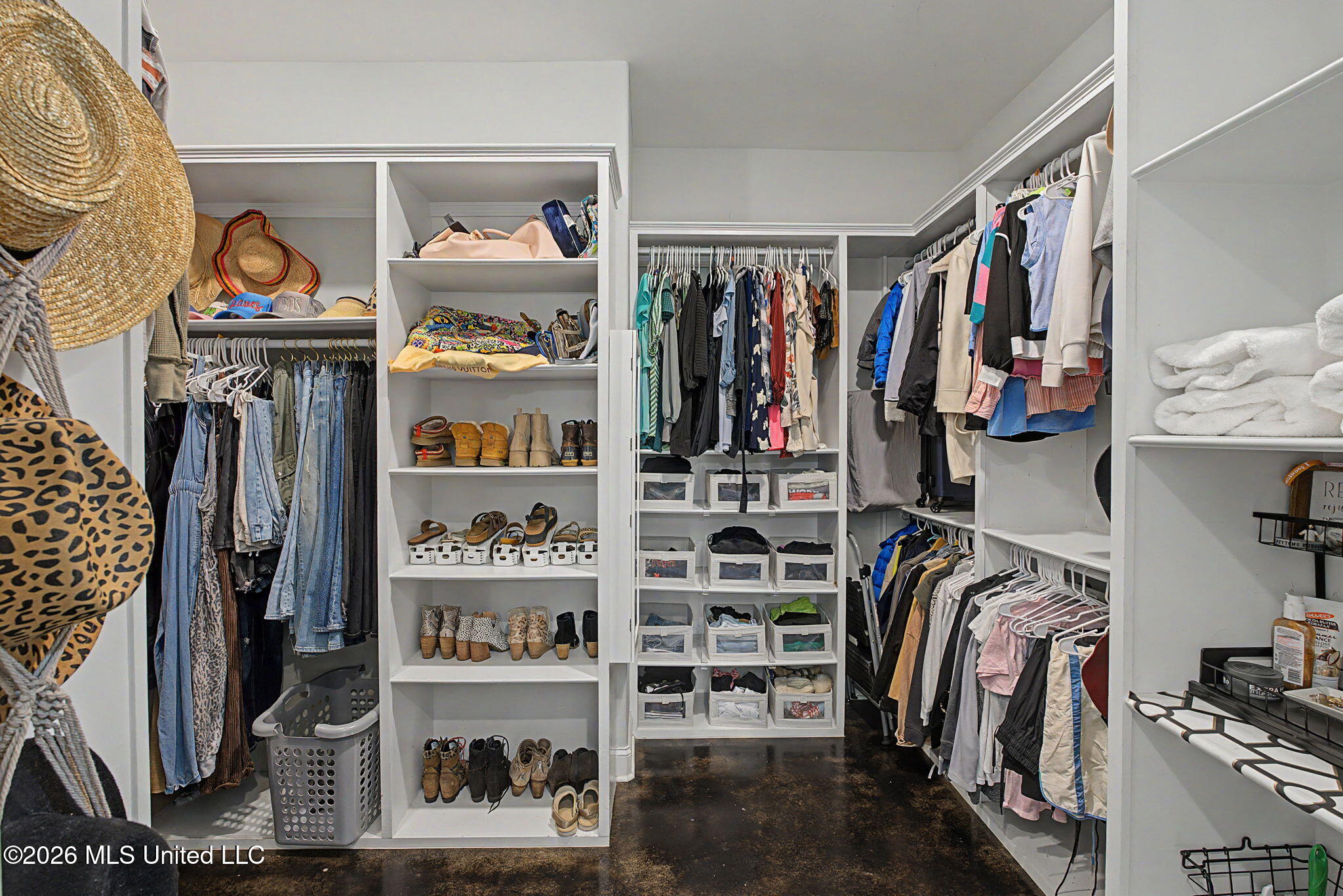 223 Fawn Cove Hernando, MS 38632 - Photo 24 of 53 Custom closet