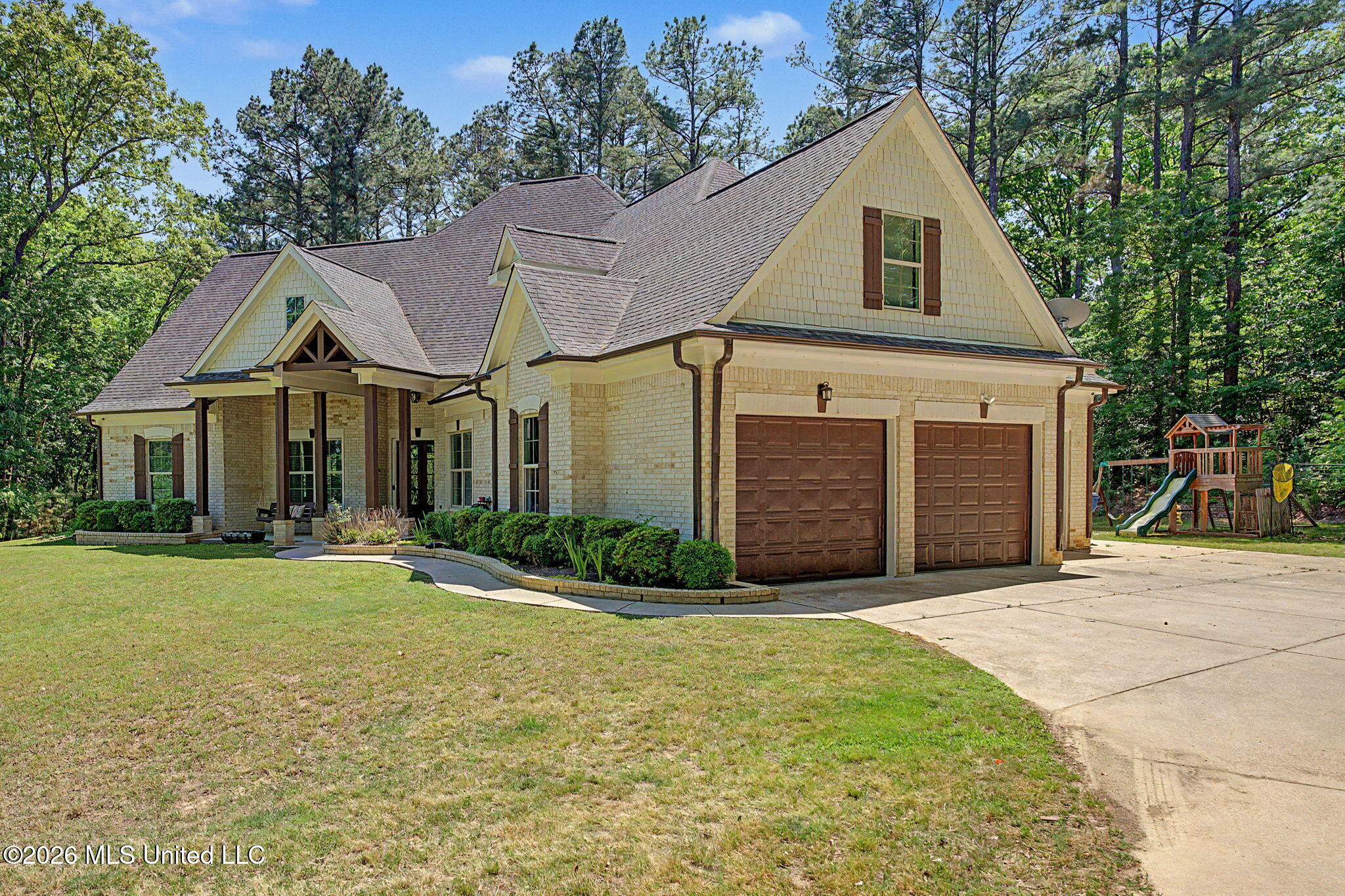 223 Fawn Cove Hernando, MS 38632 - Photo 4 of 53 Three car garage