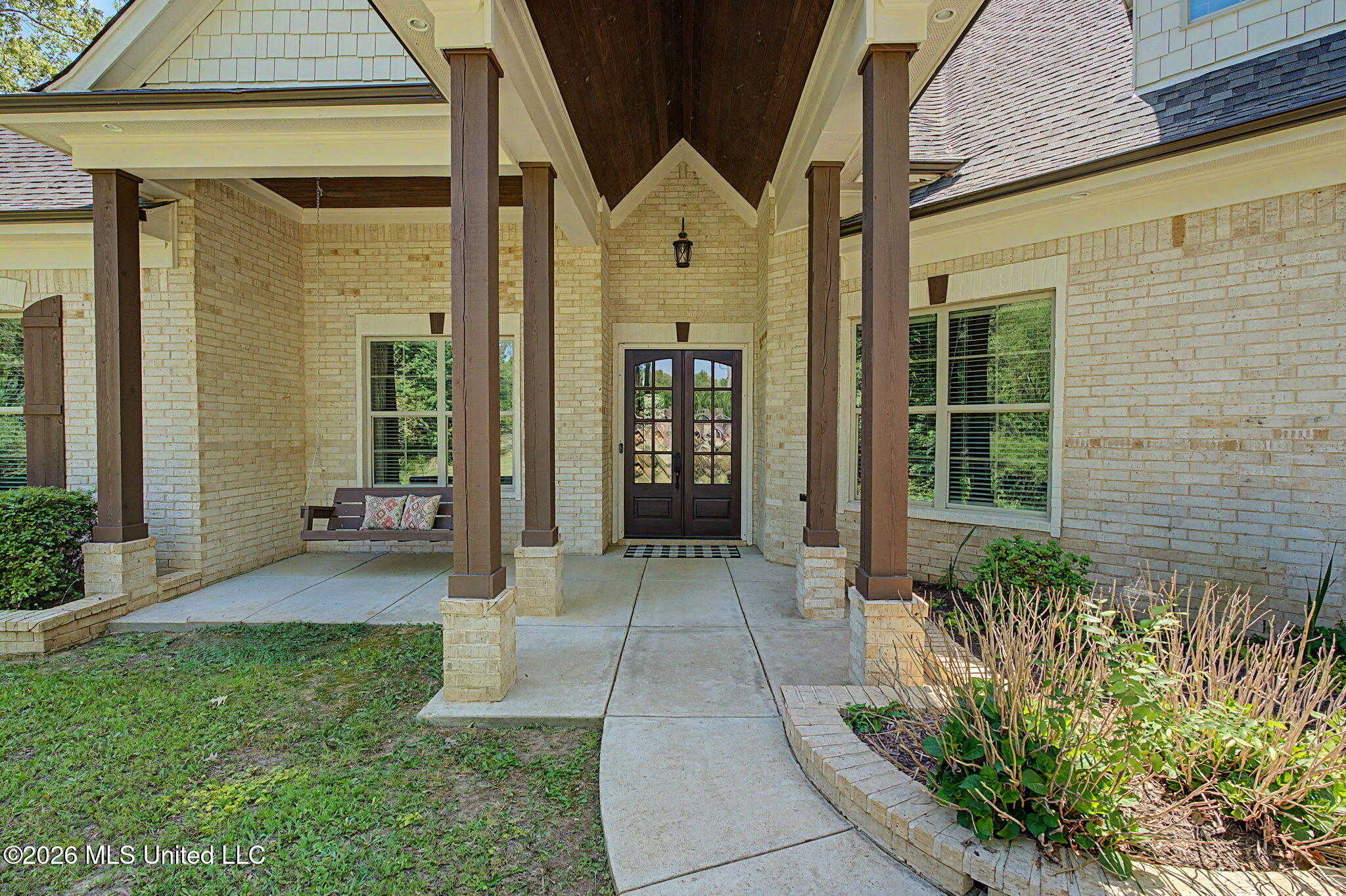 223 Fawn Cove Hernando, MS 38632 - Photo 6 of 53 Wooded columns