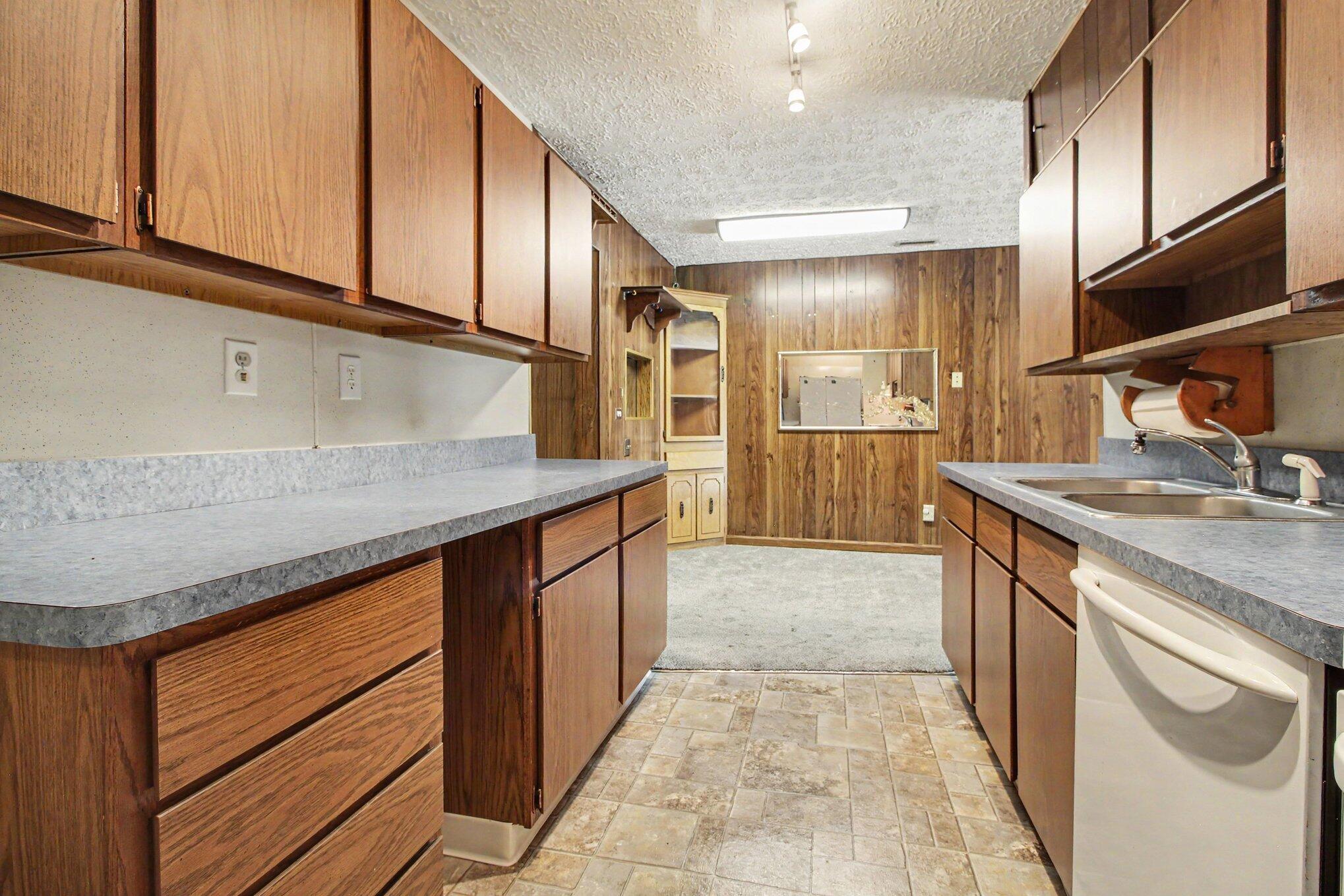 1711 Grove Road Ypsilanti, MI 48198 - Photo 6 of 28 007_file_5954