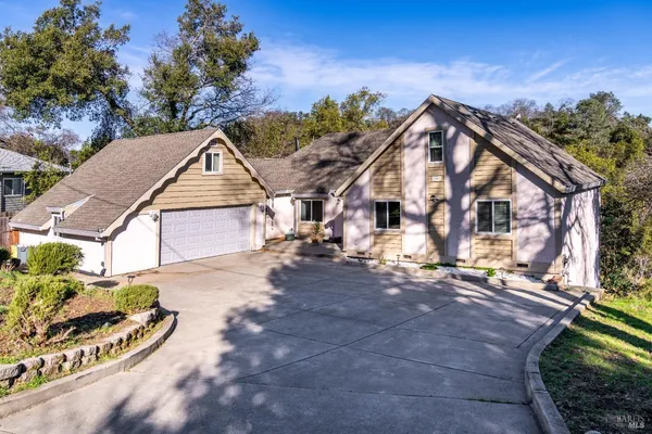 a view of a house with a yard