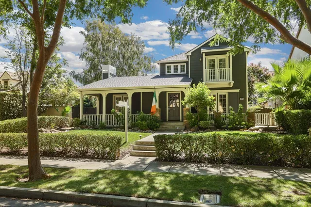 a view of a yard in front of house