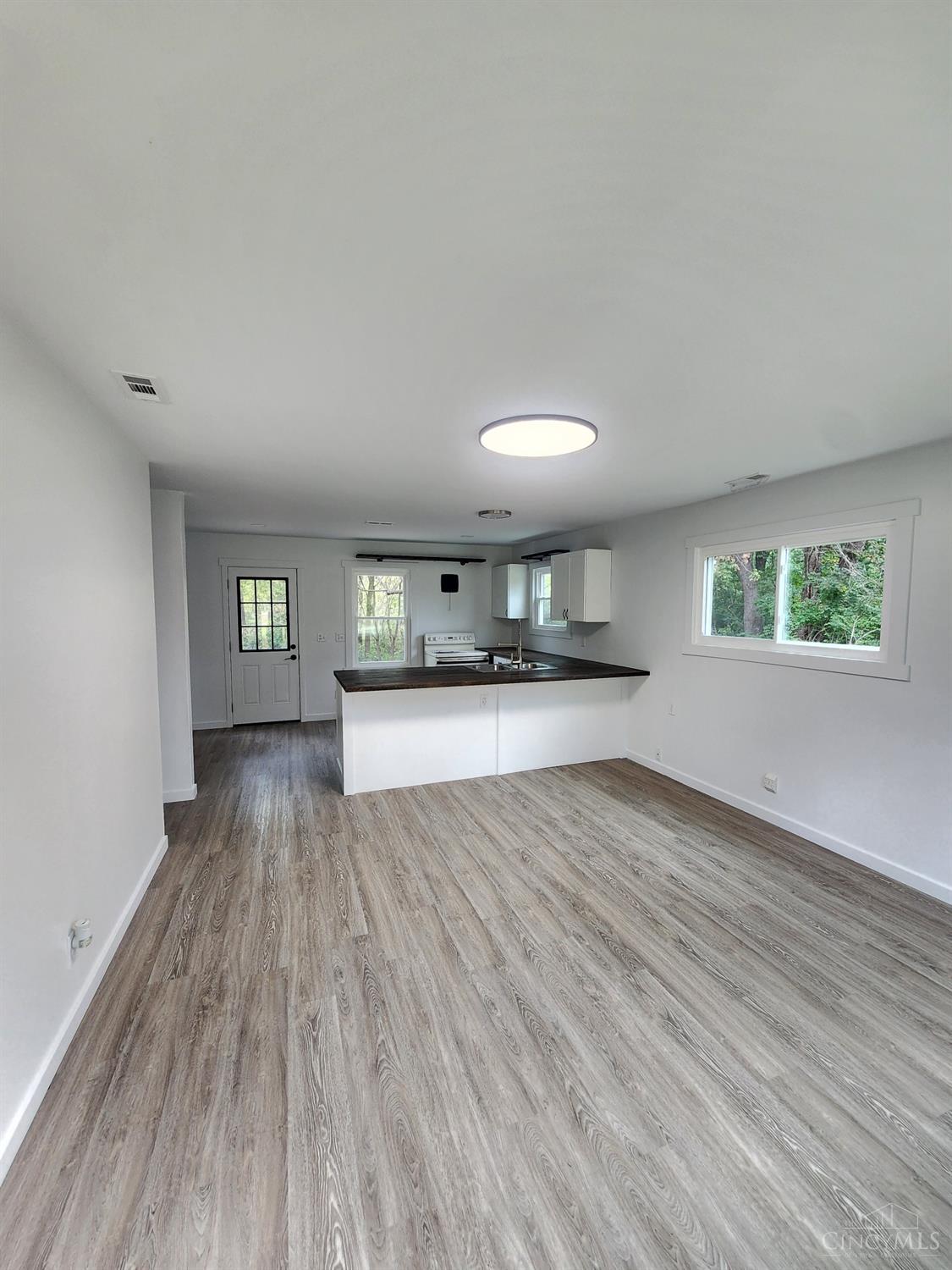 10385 Scull Road Cincinnati, OH 45252 - Photo 3 of 13 Gallery Image 3