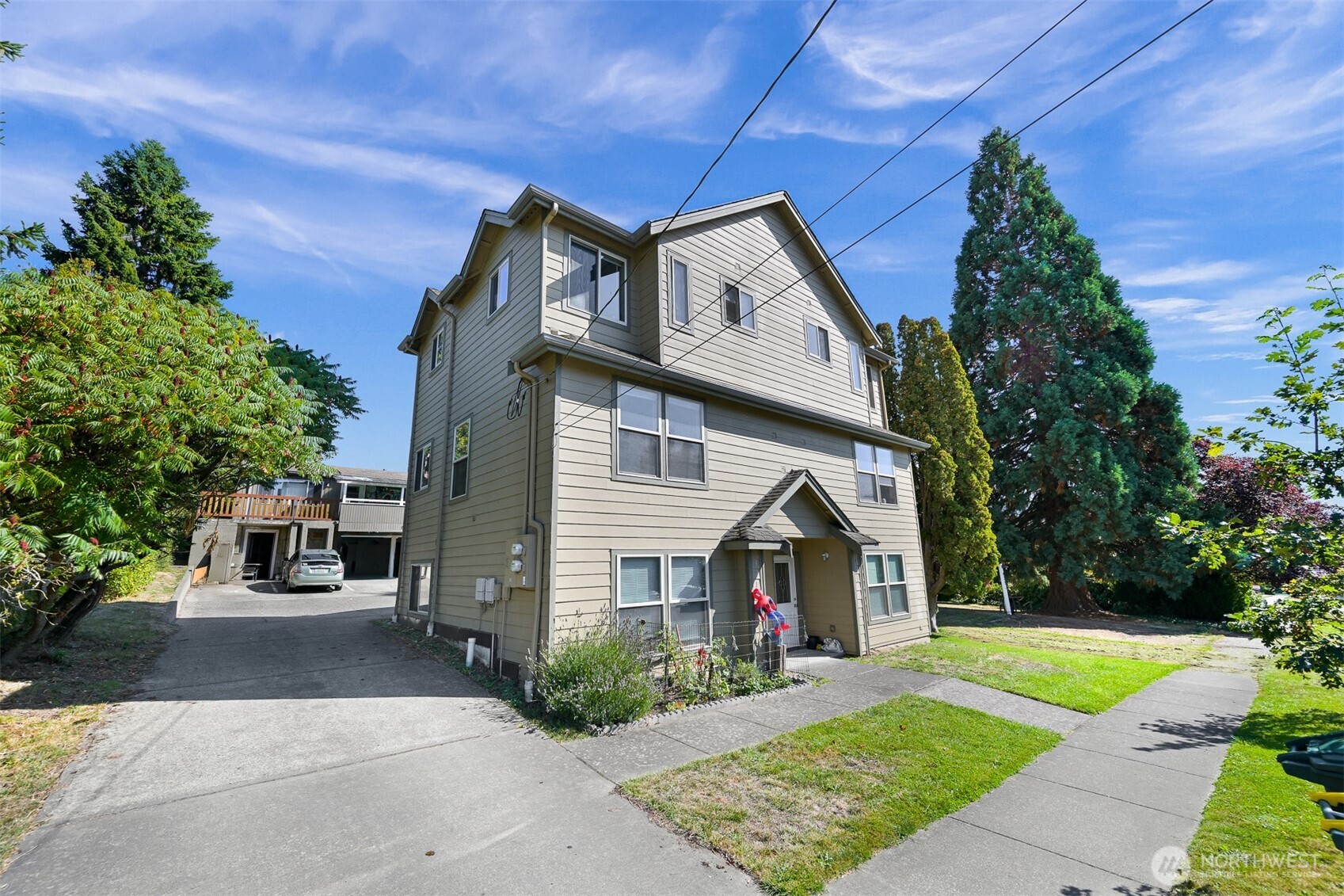 923 24th Street Bellingham, WA 98225 - Photo 2 of 38 a front view of a house with garden