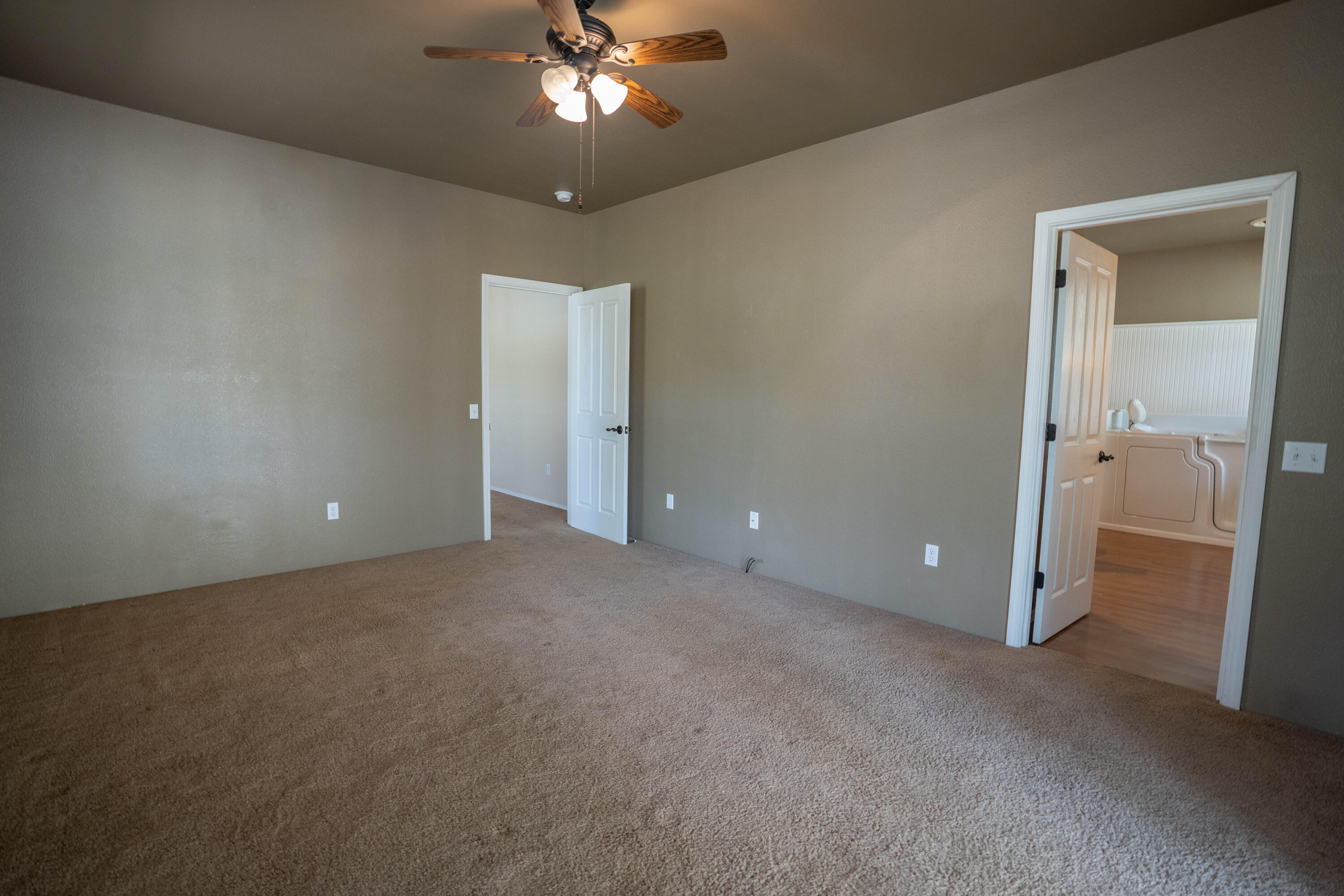 2080 Swingle Road Trail, OR 97541 - Photo 12 of 52 Primary suite w/ en suite.