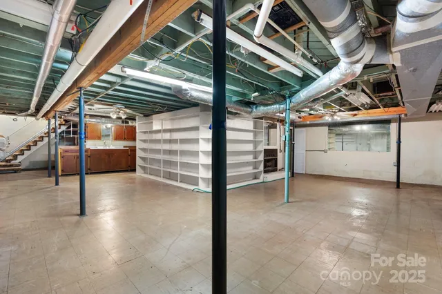 en empty room with window and ceiling fan