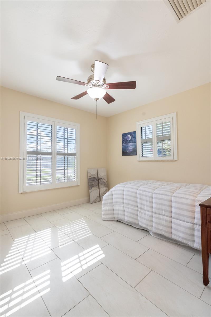 36 Quail Roost Road Lake Placid, FL 33852 - Photo 31 of 48 a bedroom with a bed and a large window