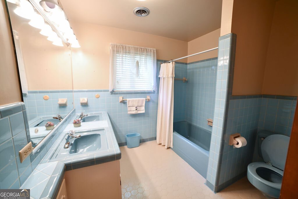 39 Adams Street Jesup, GA 31545 - Photo 45 of 49 a bedroom with a bed and a dresser