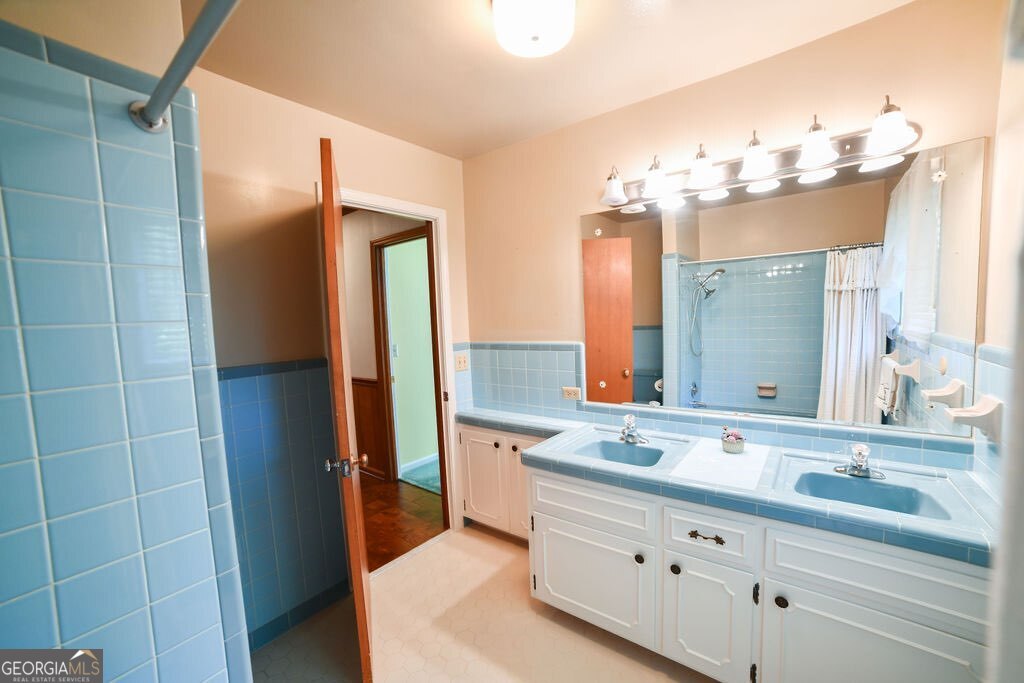39 Adams Street Jesup, GA 31545 - Photo 48 of 49 a bathroom with a double vanity sink and a mirror