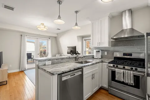 $630,000 | 117 M Street, Unit 3, Boston, MA 02127
