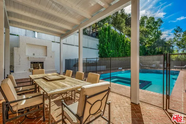 a view of a house with backyard and trees