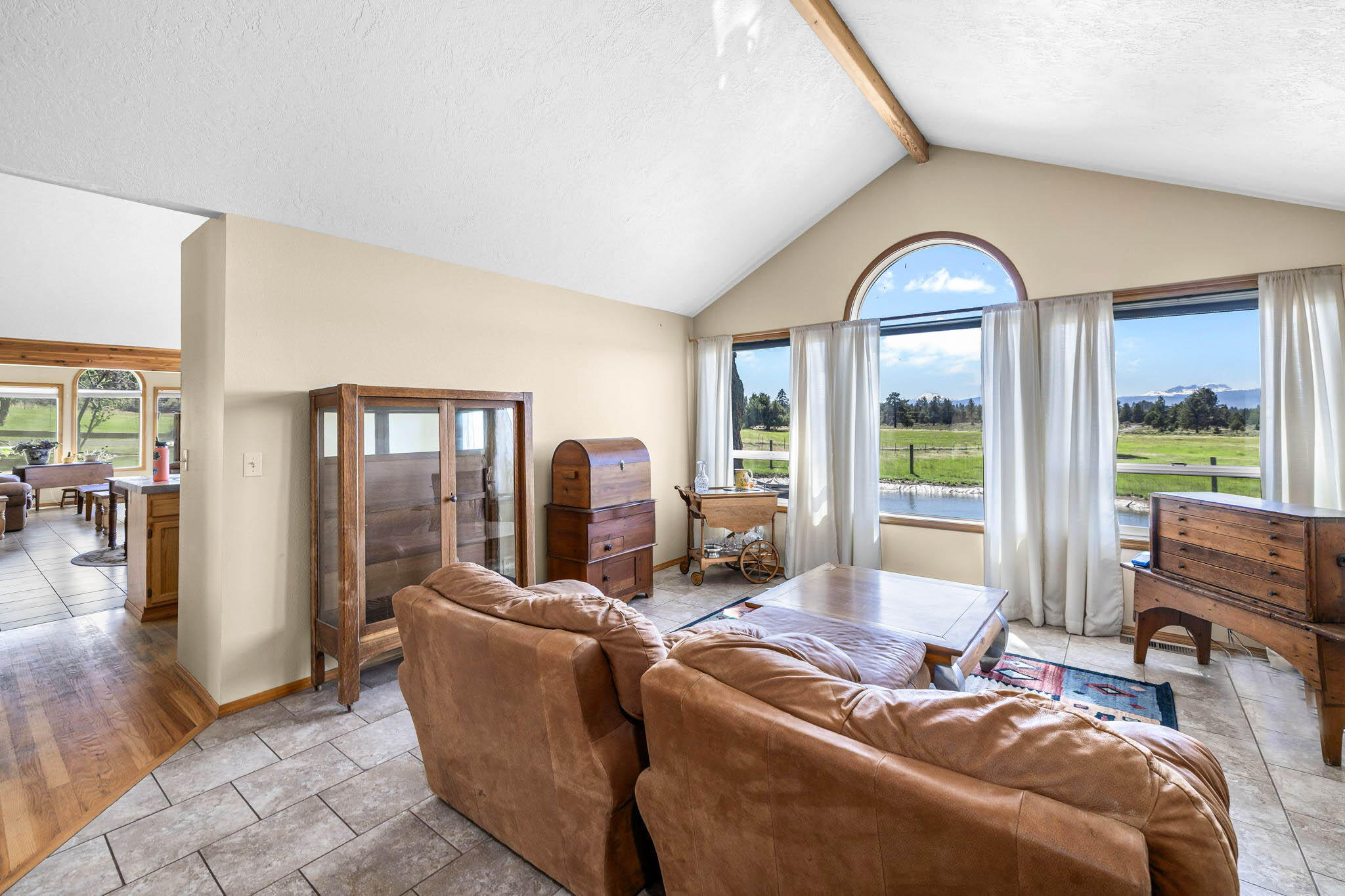 60640 Arnold Market Road Bend, OR 97702 - Photo 8 of 42 2024_07_02_60640_arnold_market_road_inte