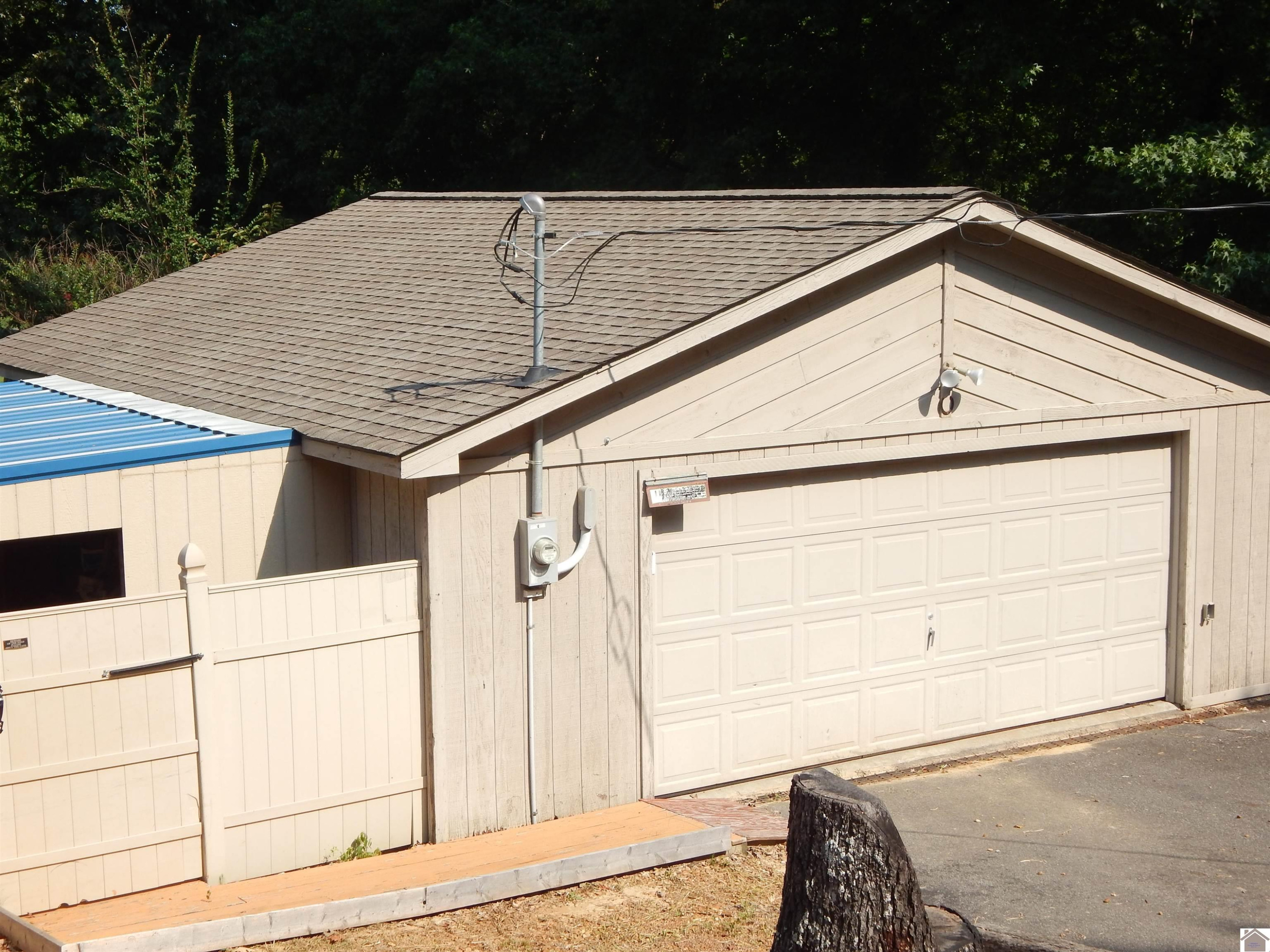 283 Delaware Road Gilbertsville, KY 42044 - Photo 29 of 35 INSULATED HEATED/COOLED W/BATH & UTILITY DET. GARAGE
