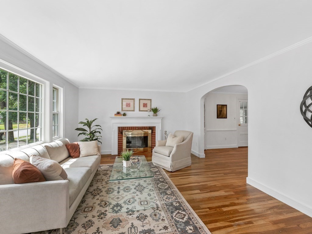 118 Sutton Road Needham, MA 02492 - Photo 4 of 28