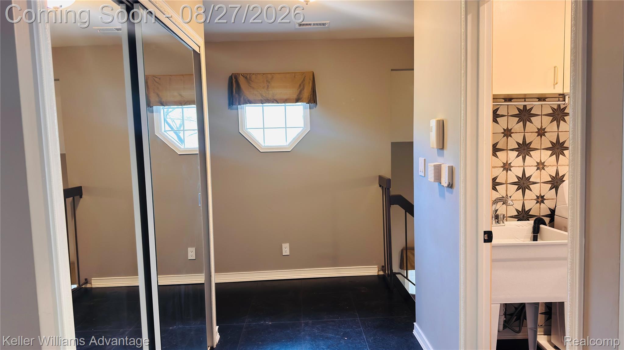 29726 Pine Ridge Circle Farmington, MI 48331 - Photo 17 of 42 Mirrored sliding closet doors and two octagonal windows
