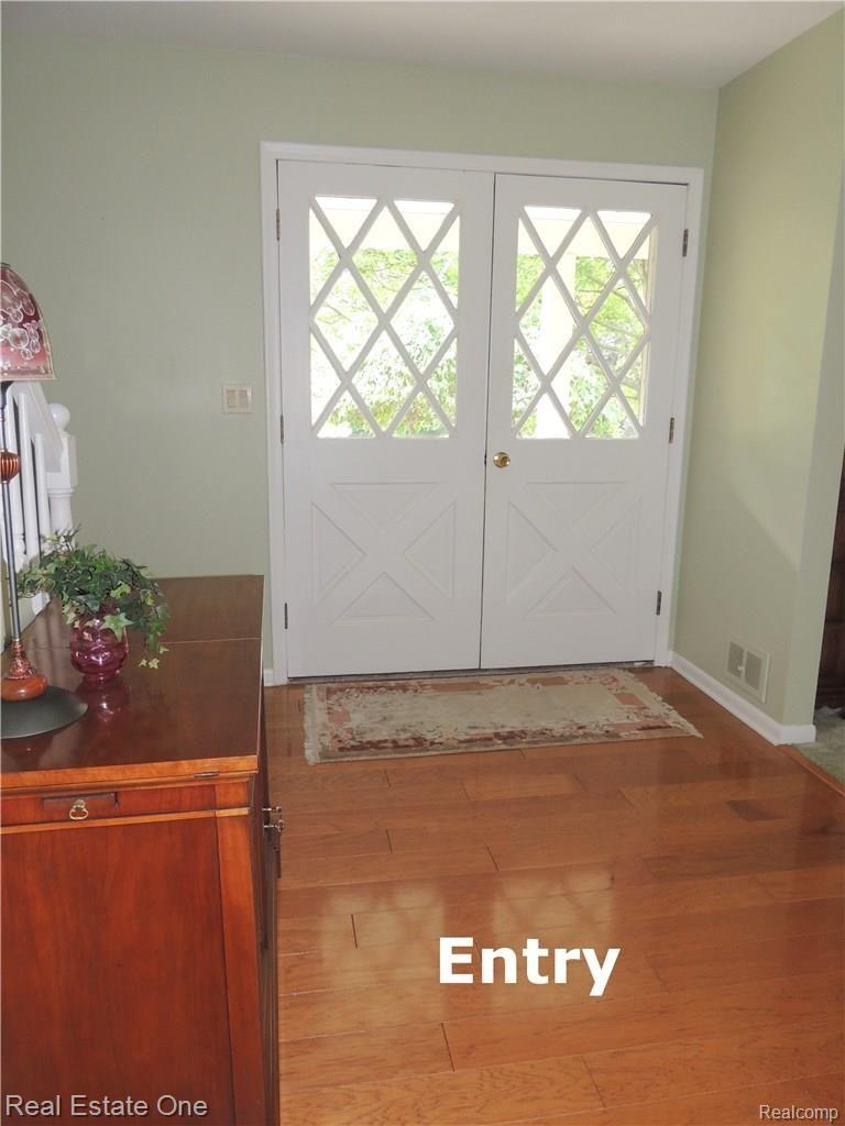 738 Birch Tree Lane Rochester, MI 48306 - Photo 3 of 17 DSCN6510.JPG--Entry