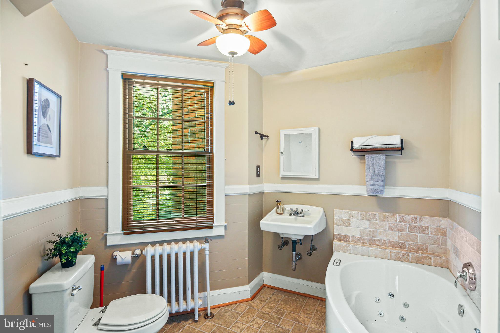 201 Ridgemede Road Baltimore, MD 21210 - Photo 32 of 40 3rd Floor bathroom with jetted tub
