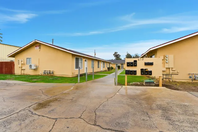 $1,400 | 616 South Irwin Street, Unit C, Hanford, CA 93230