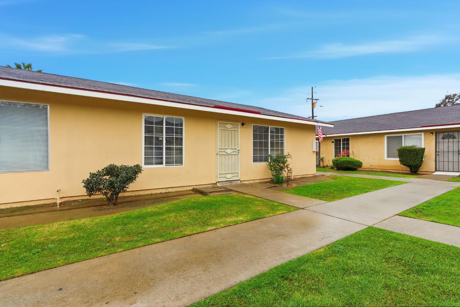 616 South Irwin Street, Unit C Hanford, CA 93230 - Photo 4 of 26 a house view with a garden space