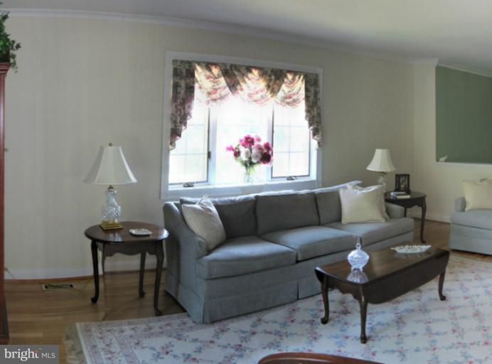 5398 Pond Mountain Road Broad Run, VA 20137 - Photo 5 of 22 Living Room