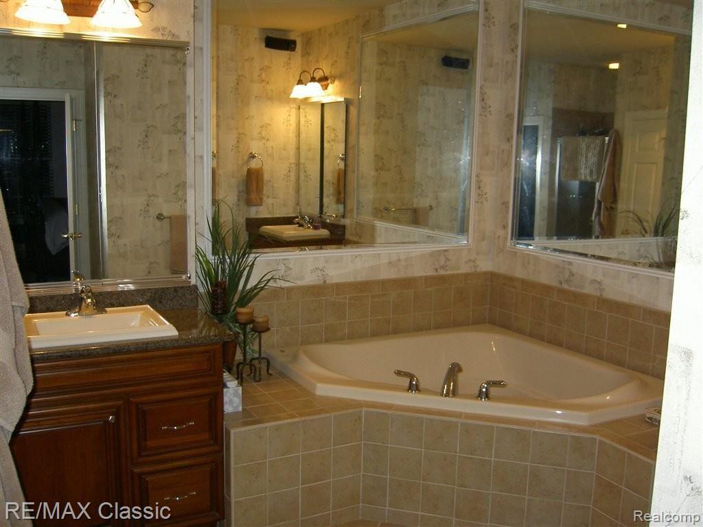 24829 Reeds Pointe Drive, Unit 25 Novi, MI 48374 - Photo 11 of 22 PICT1775.JPG
