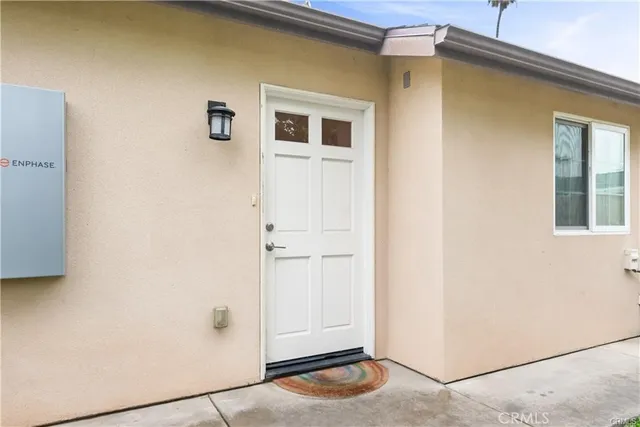 a view of a front of house with a yard