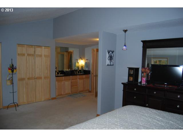 9507 Southwest 54th Avenue Portland, OR 97219 - Photo 9 of 15 Gallery Image 9