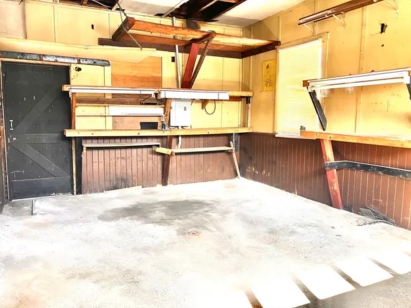 a view of entryway with bathroom