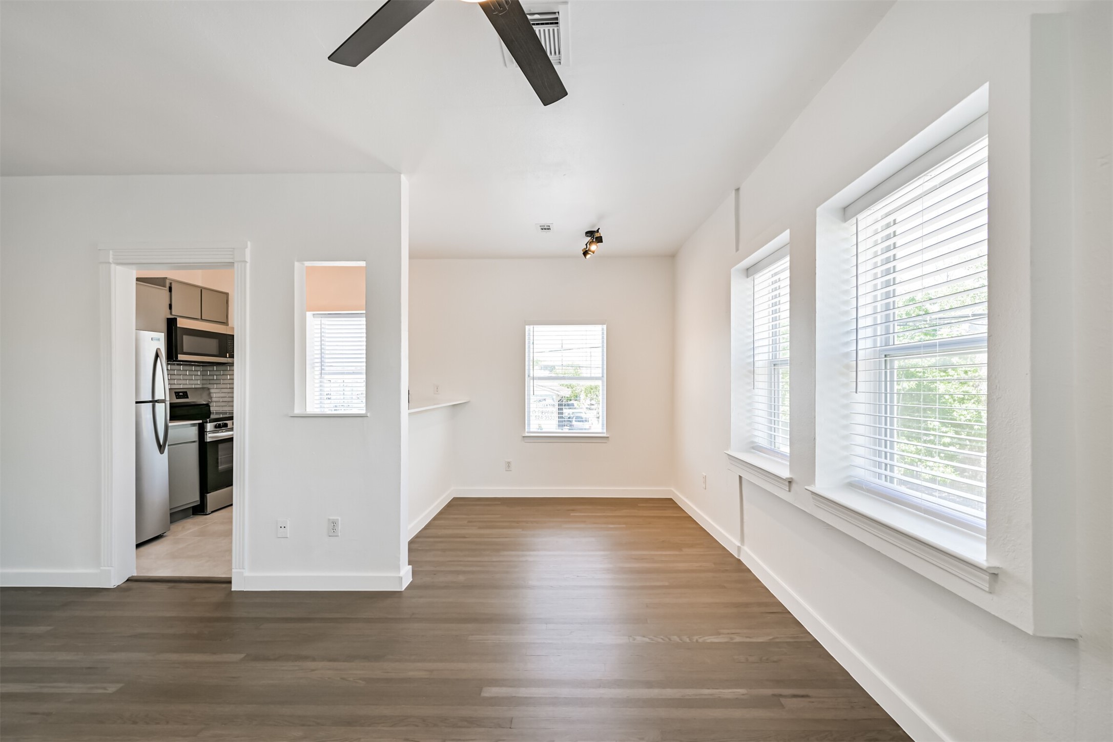 415 Fairview Street, Unit 9 Houston, TX 77006 - Photo 2 of 15 Breakfast room w/enough space for table and bar stools.
