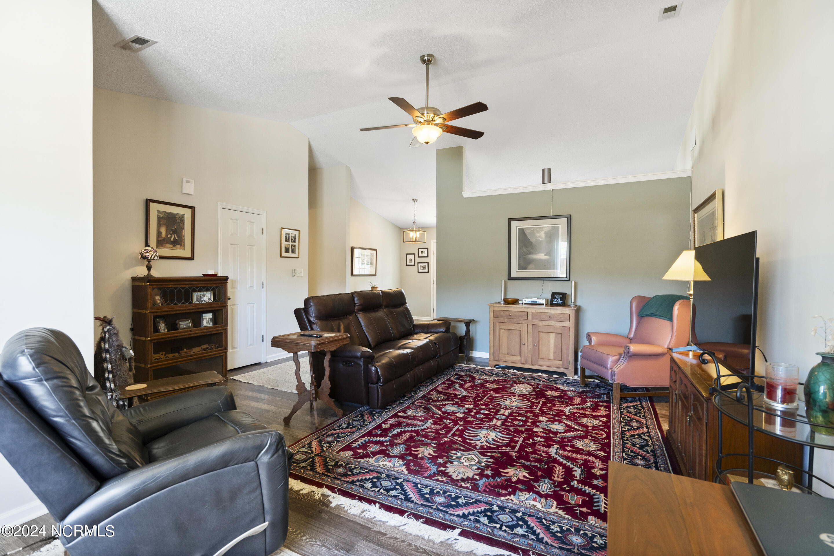 102 Burrell Lane Richlands, NC 28574 - Photo 6 of 43 Living Room
