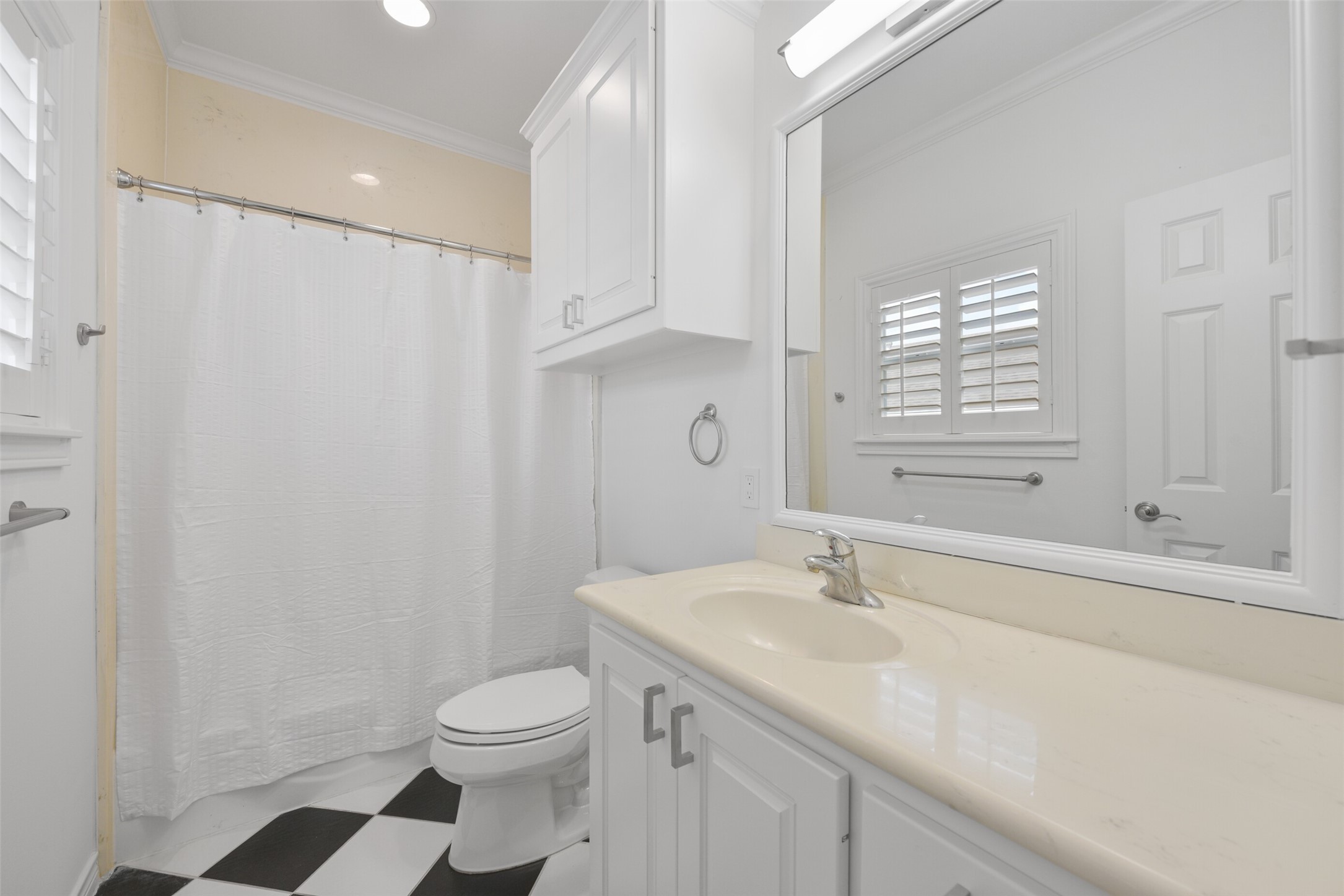 3724 Wroxton Road Houston, TX 77005 - Photo 26 of 40 Private bath belonging to secondary bedroom no. 2.