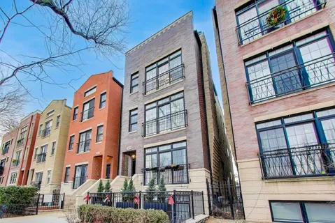 $599,000 | 3015 North Damen Avenue, Unit 3, Chicago, IL 60618