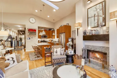 $599,000 | 3015 North Damen Avenue, Unit 3, Chicago, IL 60618