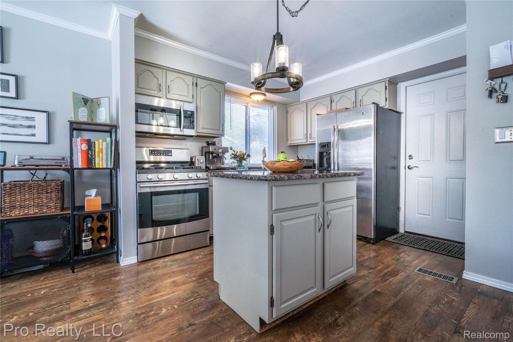 22697 Shadowpine Way Novi, MI 48375 - Photo 9 of 24 Kitchen with stainless steel appliances