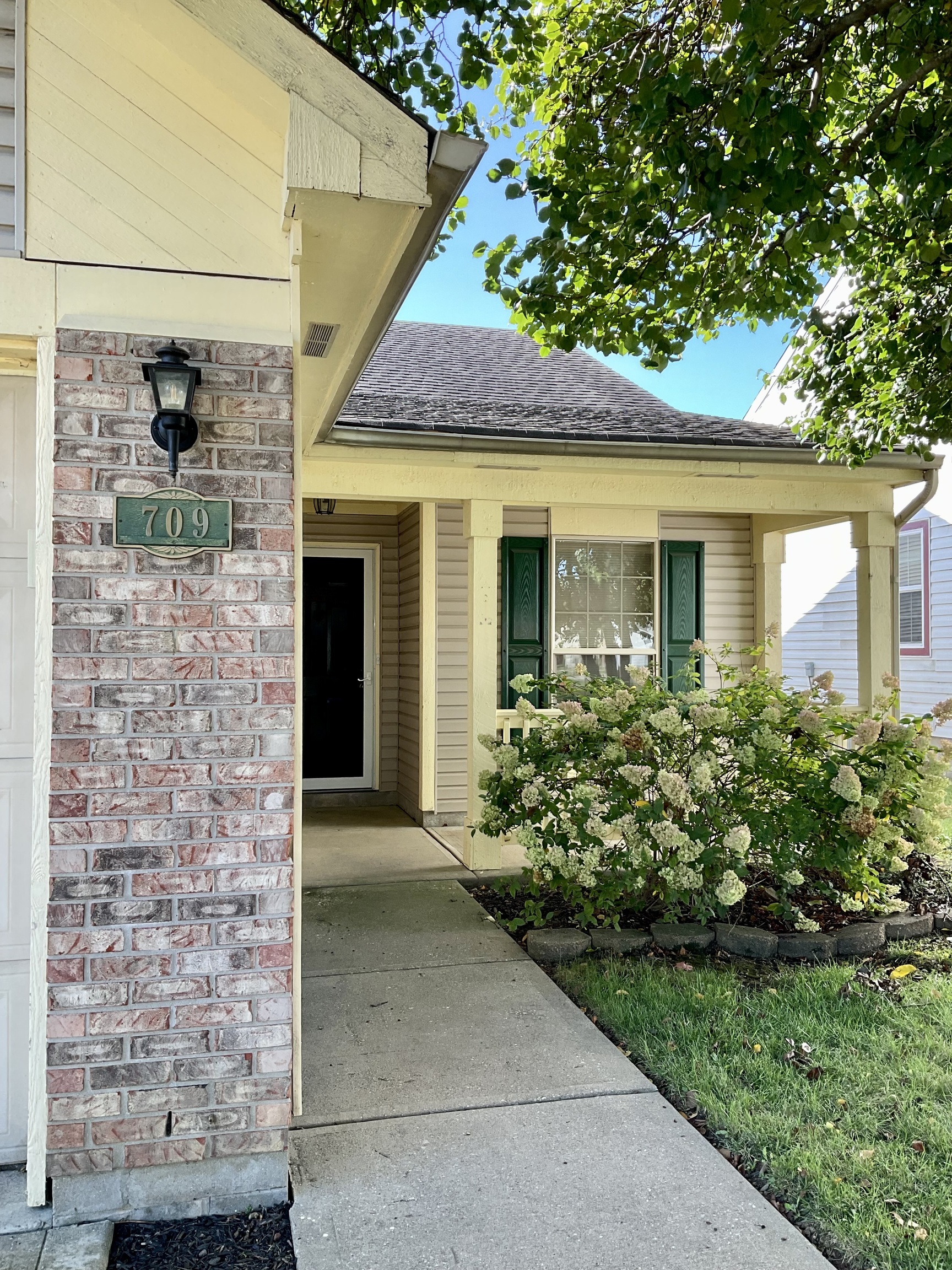 709 Chestnut Lane Brownsburg, IN 46112 - Photo 2 of 27
