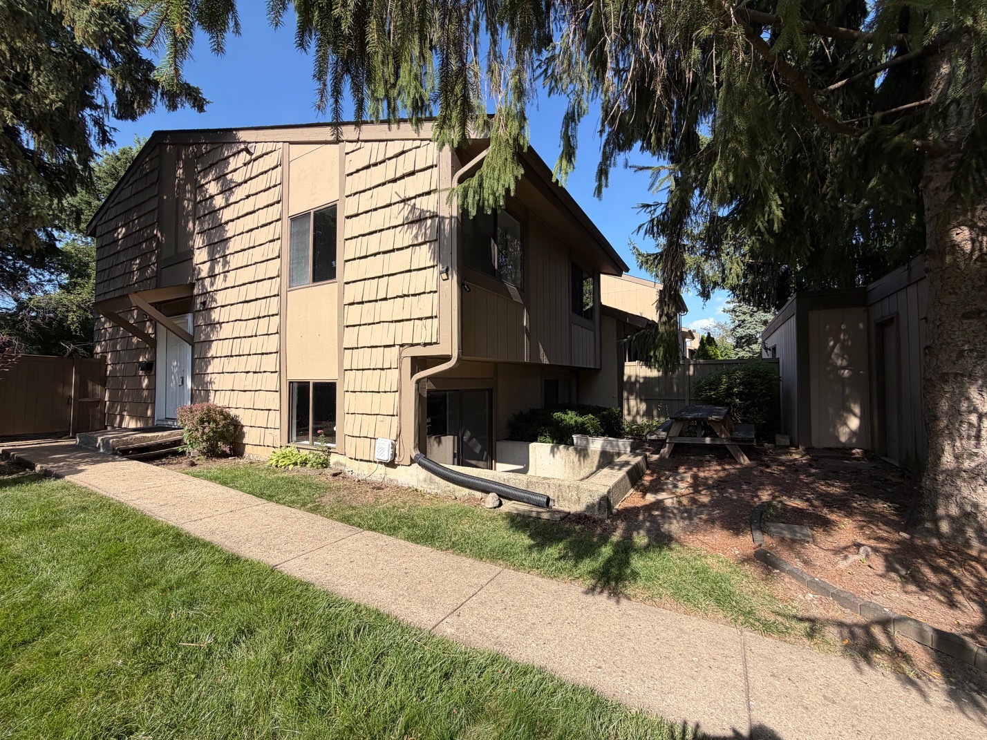 800 Oregon Trail Roselle, IL 60172 - Photo 2 of 33